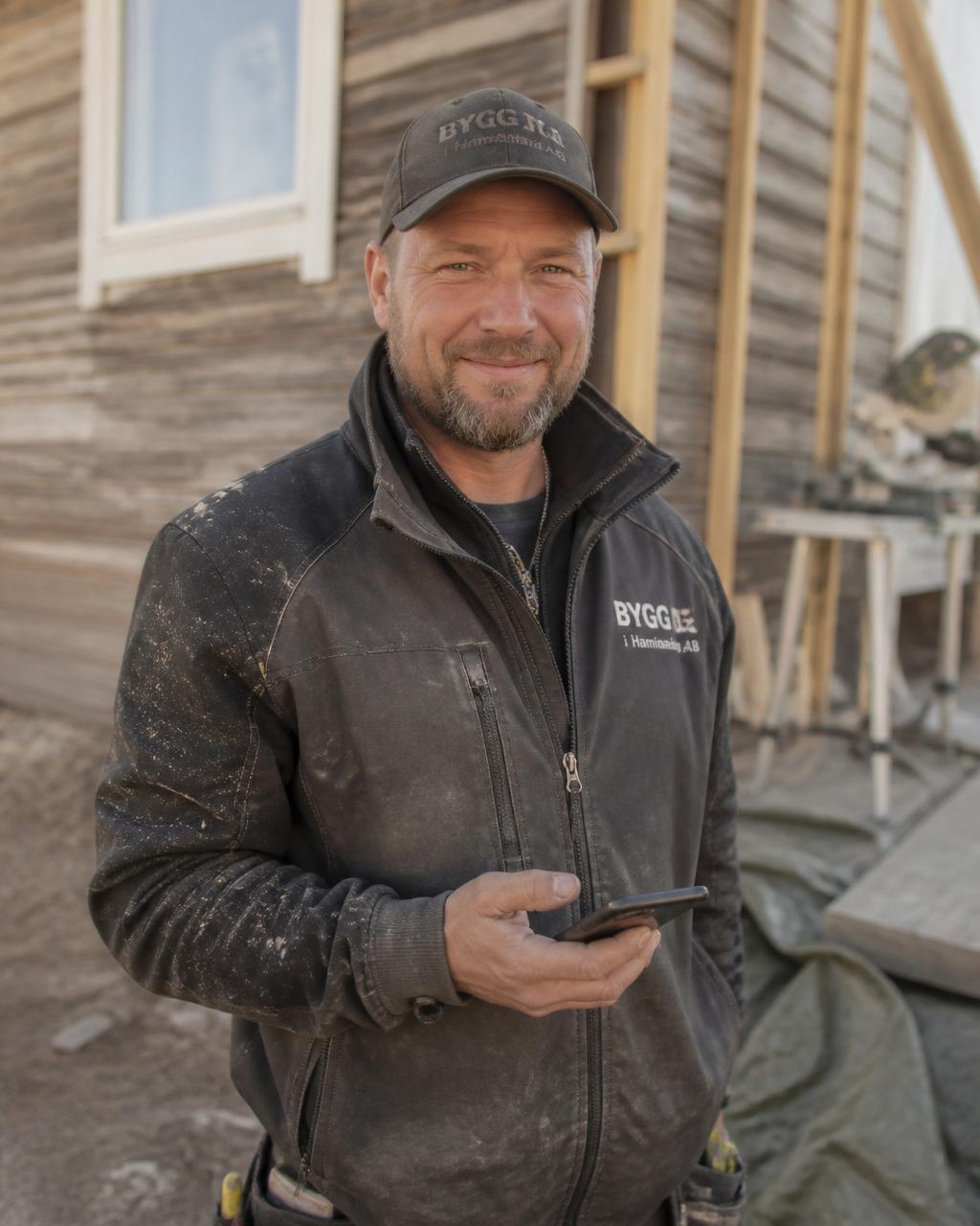 Hantverkare utanför en svensk villa som går igenom ett jobb med kunden