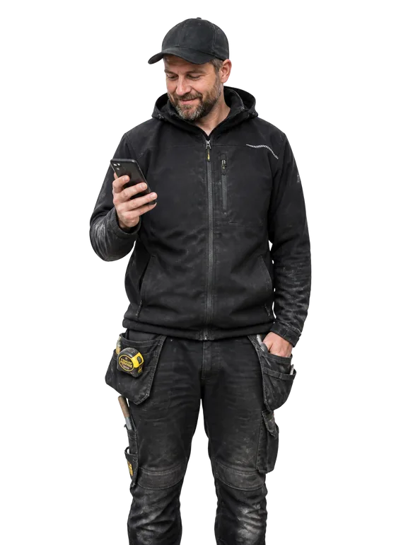 Anders, snickare i Örebro, tittar på KlarOffert-notis i mobilen
